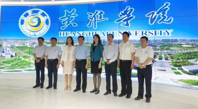 中華職業(yè)教育社理事長(zhǎng)陳昌智、河南省副省長(zhǎng)霍金花一行參觀展廳